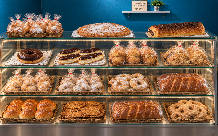 Fachada de Repostería Herman con toldo y panes en el escaparate